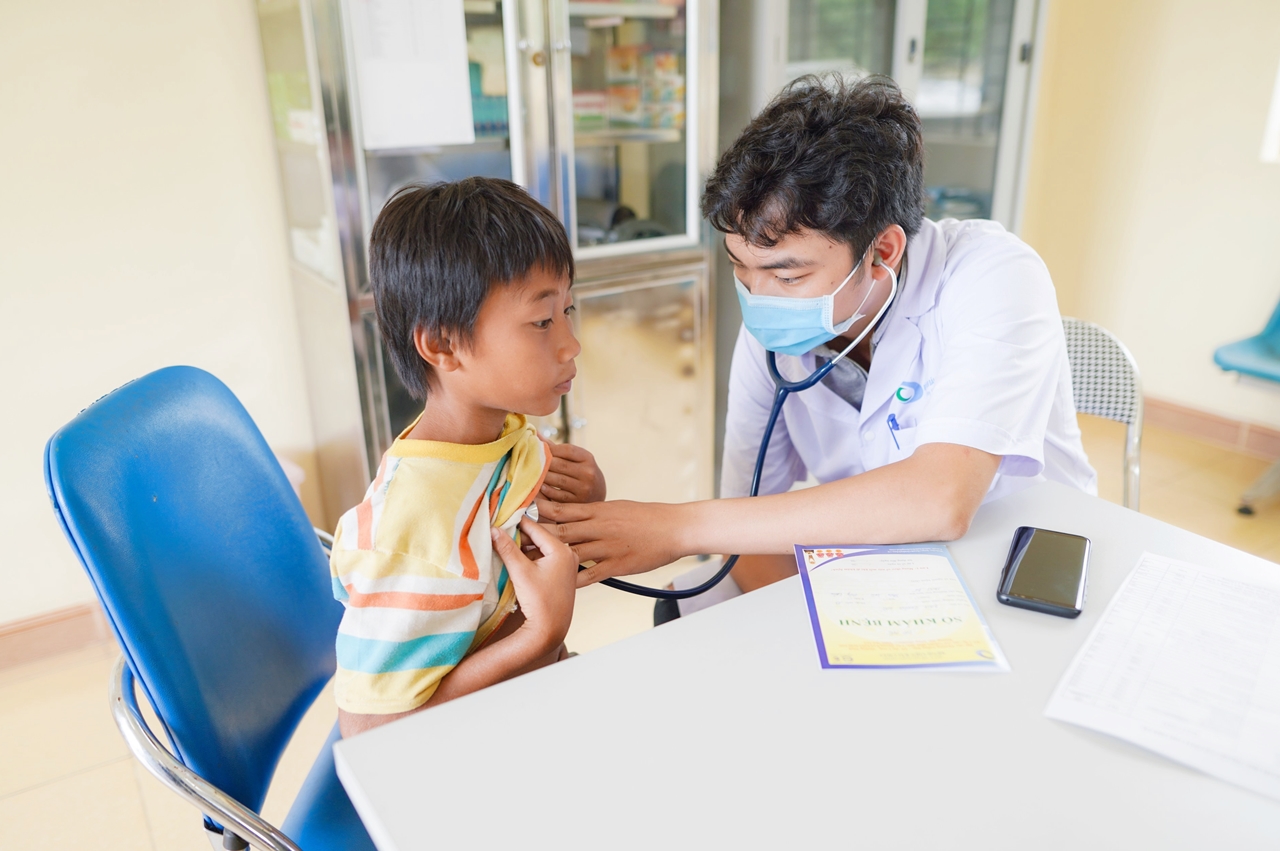 ĐVTN của Đoàn TN Bệnh viện Bãi Cháy khám bệnh cho người dân xã Đồng Lâm, TP Hạ Long.