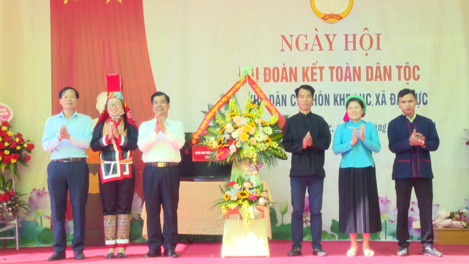 Lãnh đạo huyện Tiên Yên tặng hoa chúc mừng cán bộ, nhân dân thôn Khe Lục