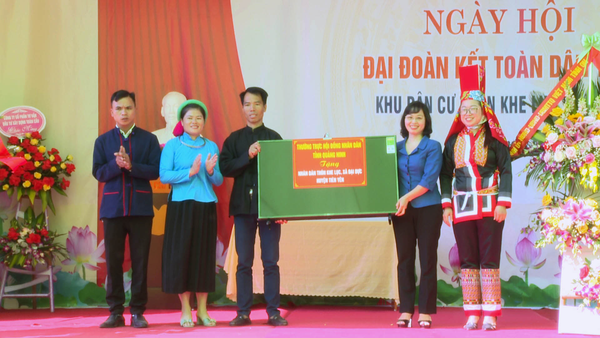 Đồng chí Trịnh Thị Minh Thanh, Phó Chủ tịch Thường trực HĐND tỉnh trao tặng quà cho cán bộ, nhân dân thôn Khe Lục