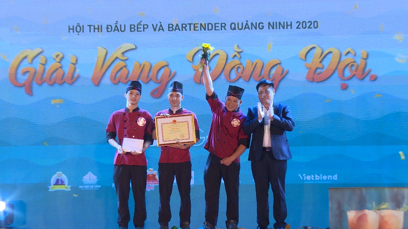 Các đầu bếp KS Sài Gòn Hạ Long nhận giải vàng đồng đội nội dung Đầu bếp.