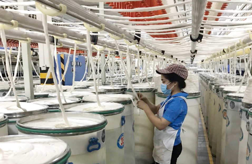 Dây chuyền sản xuất sợi dệt hiện đại tại Công ty TNHH Texhong Ngân Long (TP Móng Cái).