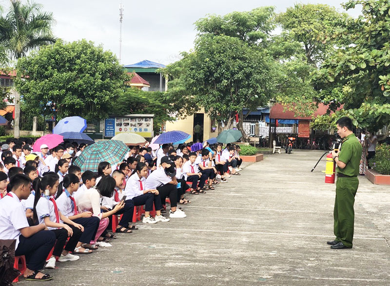 Lực lượng chức năng TP Uông Bí tuyên truyền quy định pháp luật về công tác phòng cháy chữa cháy tại Trường THCS Yên Thanh.