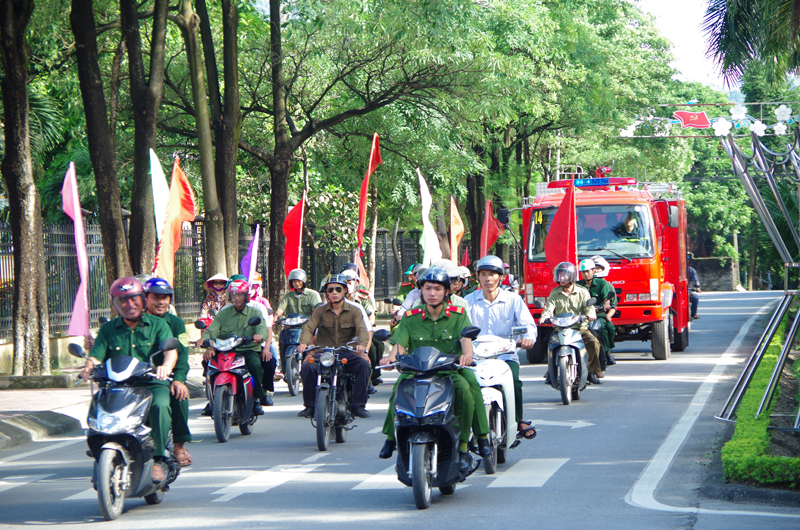 Lực lượng chức năng TP Uông Bí xuống đường tuyên truyền công tác đảm bảo ANTT. Ảnh: Hải Ninh (CTV)