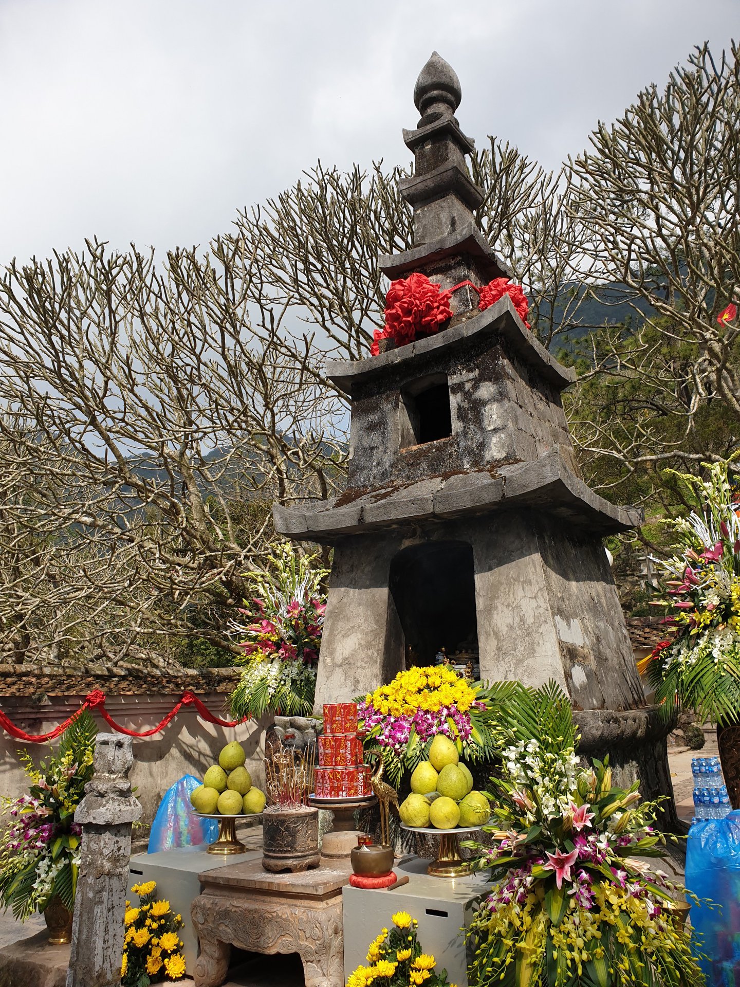 Tháp tổ trong vườn tháp Huệ Quang ở Yên Tử.