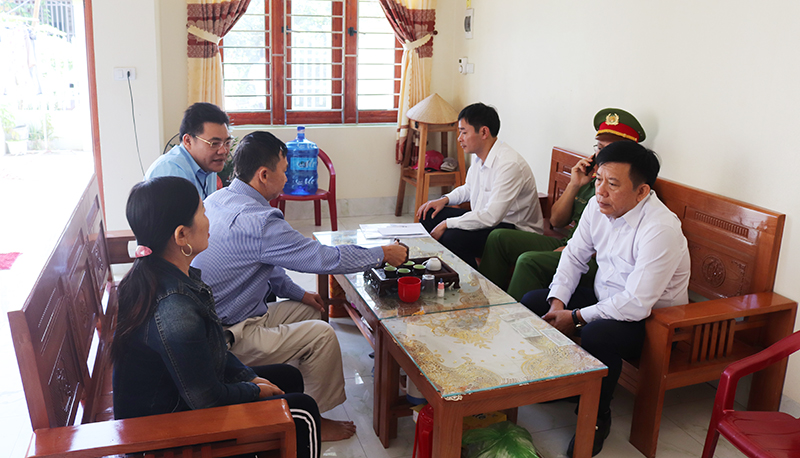 Ban ATGT huyện thăm hỏi, động viên thân nhân cháu Trương Văn Bôn, thôn Trại Cao, xã Đầm Hà