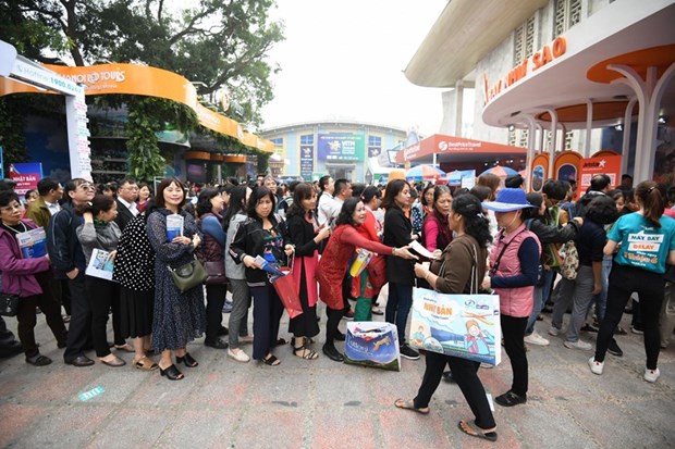 Người dân xếp hàng mua vé rẻ tại các kỳ hội chợ VITM. (Ảnh: Xuân Mai/Vietnam+)