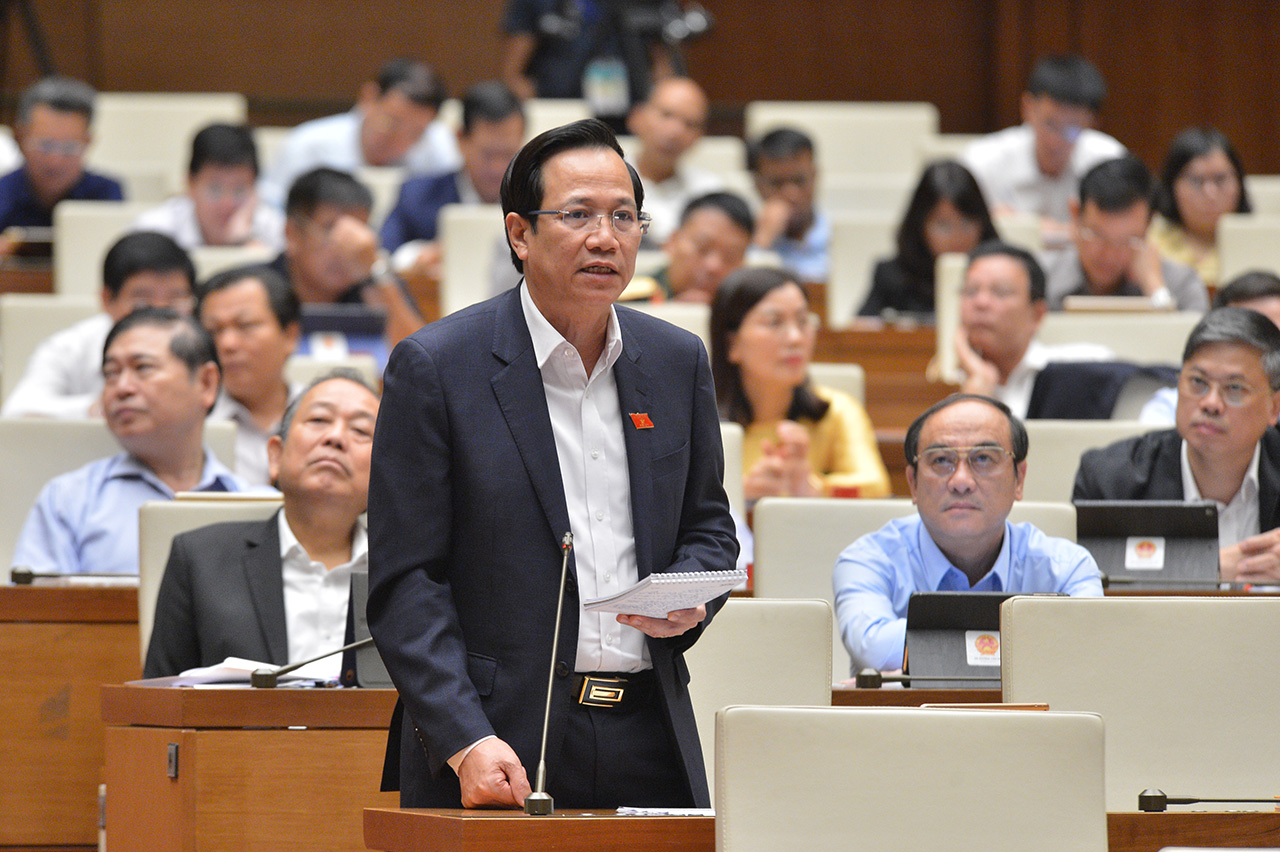 Bộ trưởng Bộ Lao động - Thương binh và Xã hội Đào Ngọc Dung trả lời chất vấn của các đại biểu Quốc hội. 