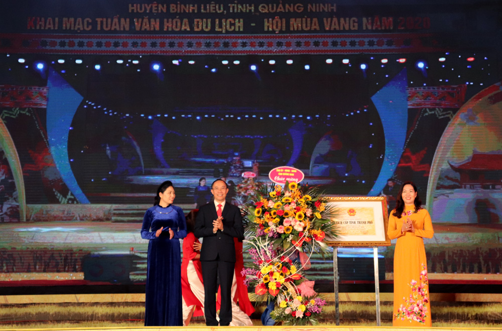 Đồng chí Nguyễn Thị Hạnh, Phó Chủ tịch UBND tỉnh trao bằng xếp hạng di tích cấp tỉnh đối với di tích, danh lam thắng cảnh ruộng bậc thang Lục Hồn (xã Lục Hồn, huyện Bình Liêu) cho lãnh đạo huyện Bình Liêu.
