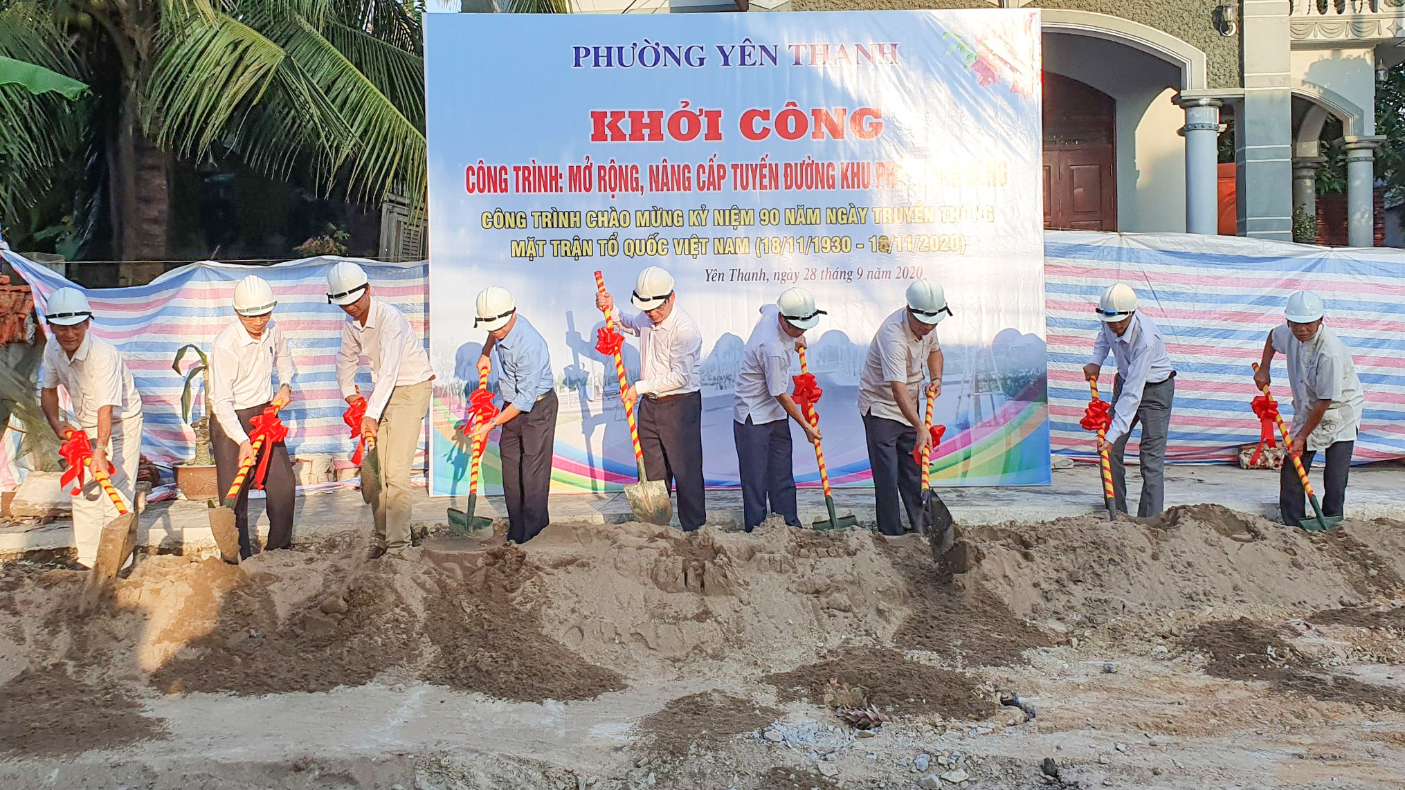 Lãnh đạo Ủy ban MTTQ tỉnh và TP Uông Bí tham dự lễ khởi công tuyến đường khu phố Phú Thanh Đông, phường Yên Thanh (TP Uông Bí), tháng 9/2020.