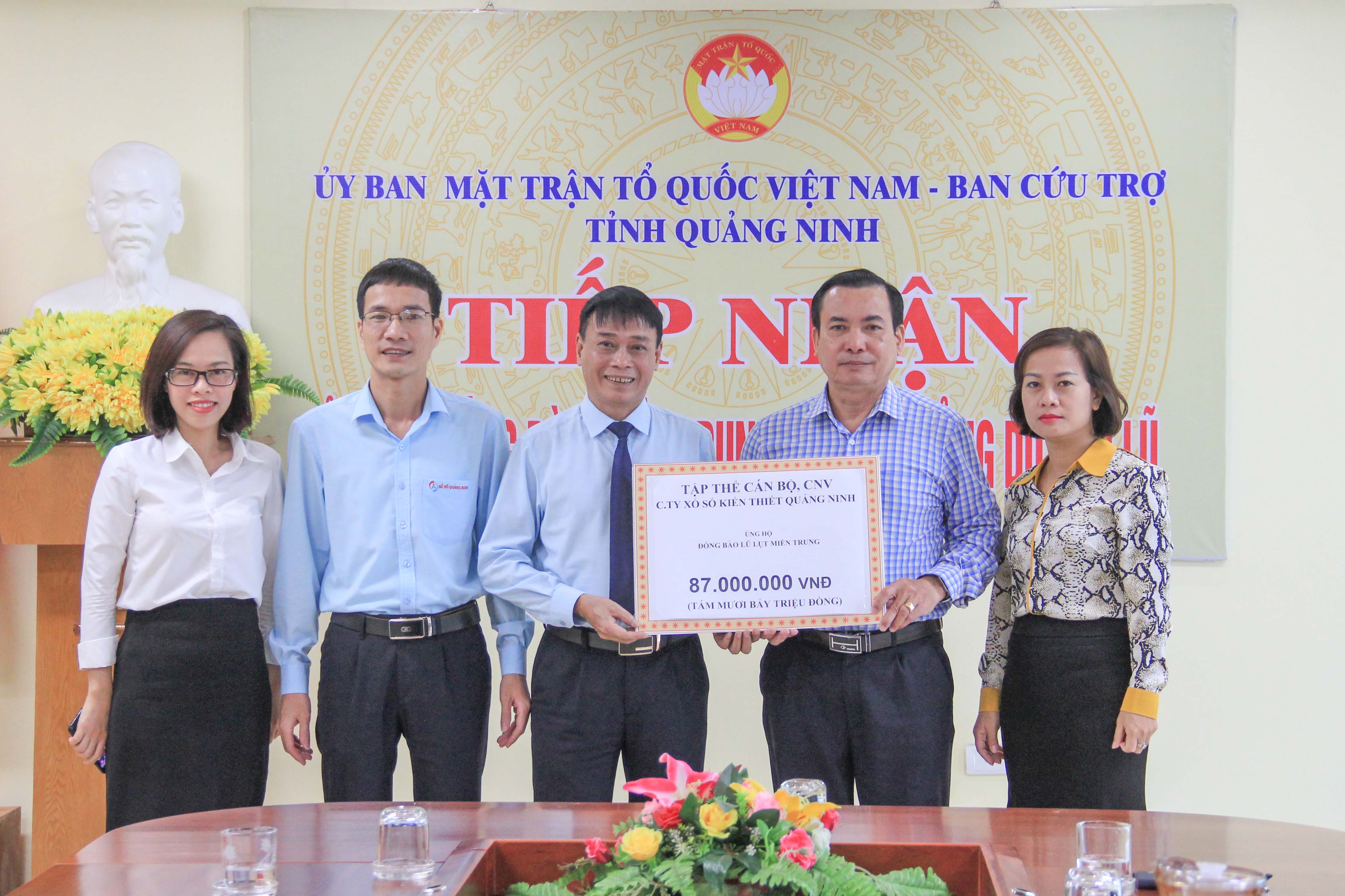 Ủy ban MTTQ tỉnh tiếp nhận ủng hộ đồng bào miền Trung, tháng 10/2020. (Trong ảnh: Tiếp nhận ủng hộ của Công ty Xổ số kiến thiết Quảng Ninh)