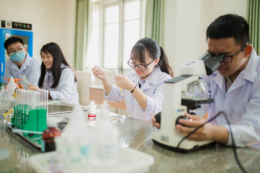 Học sinh Trường THPT Chuyên Hạ Long nghiên cứu tại phòng thí nghiệm.