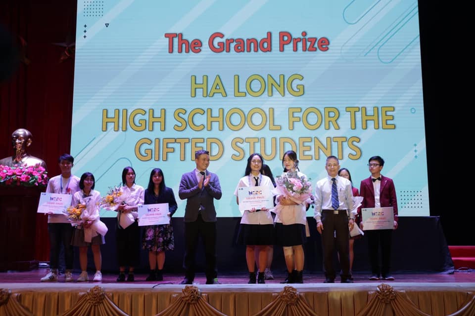 Phạm Như Hương Trà, Lê Phương Thảo (lớp 11 Anh) của Trường THPT Chuyên Hạ Long đã xuất sắc giành giải đặc biệt cuộc thi Hùng biện tiếng Anh quốc gia 2020.