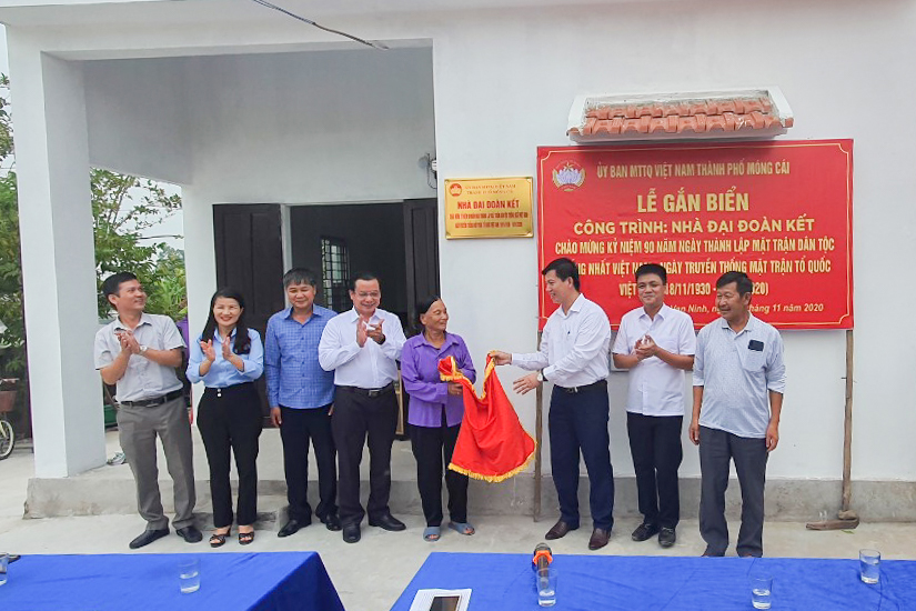 Lễ gắn biển nhà Đại đoàn kết cho hộ nghèo tại thôn Trung, xã Vạn Ninh, TP Móng Cái.