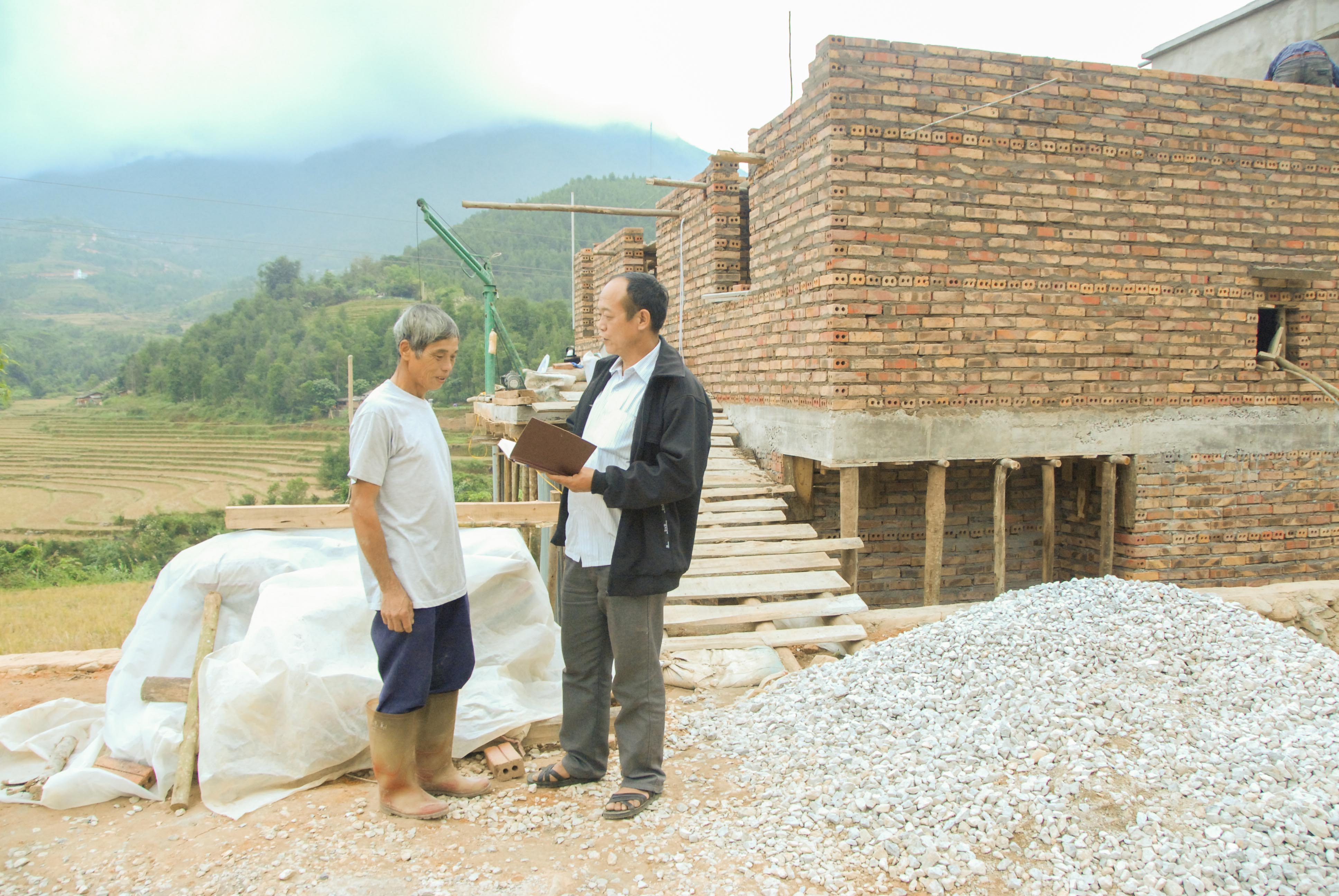 Cán bộ xã Đồng Văn, huyện Bình Liêu nắm tình hình hộ nghèo được hỗ trợ xây nhà ở. Ảnh: Hoàng Giang