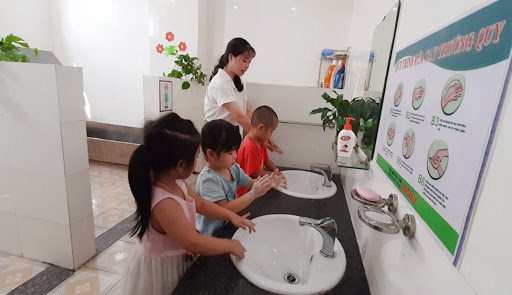 Hướng dẫn trẻ rửa tay đúng cách để phòng bệnh.