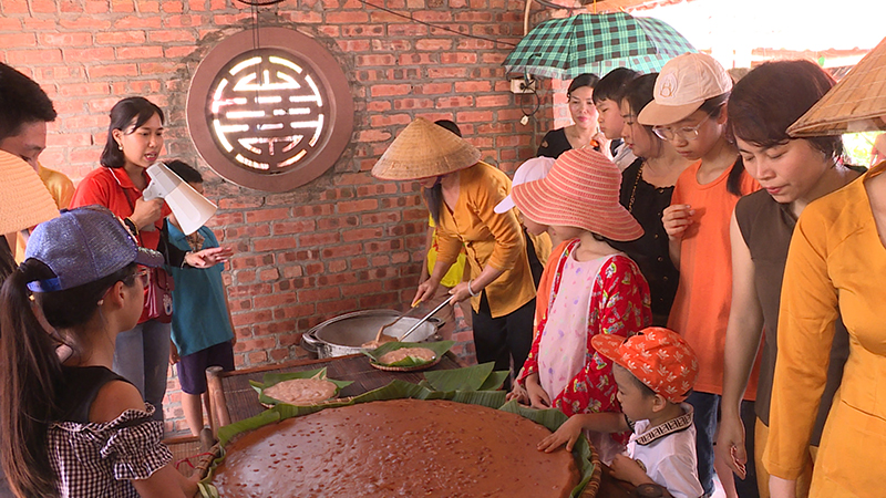 Du khách tham gia tham quan tại Khu du lịch Quảng Ninh gate.