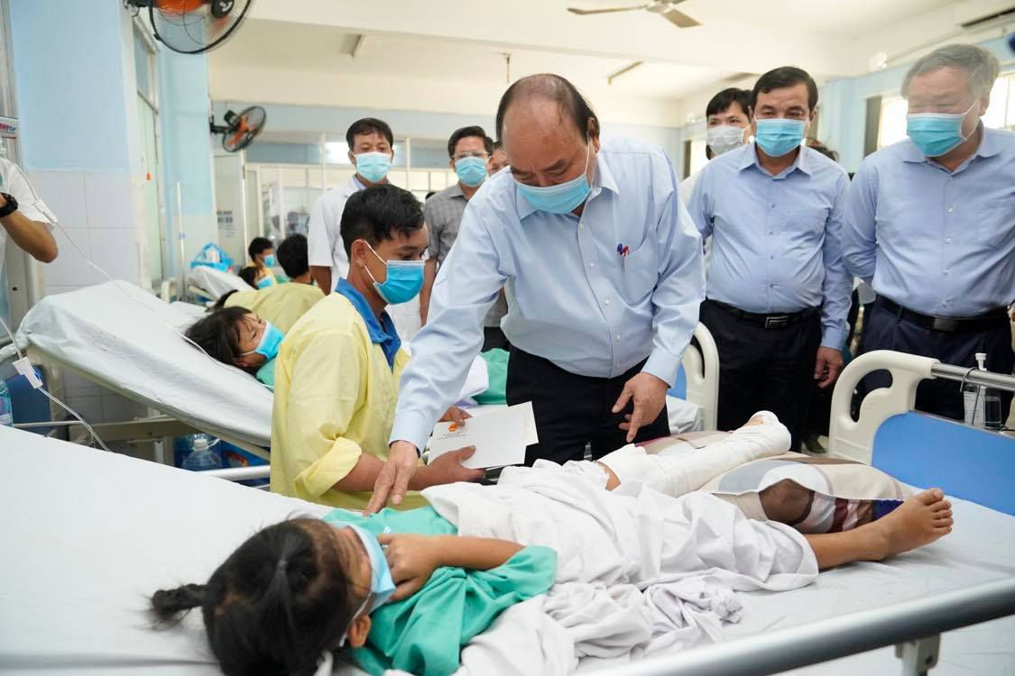 Thủ tướng Nguyễn Xuân Phúc đến thăm các nạn nhân của vụ sạt lở đất ở xã Trà Leng, huyện Nam Trà My, Quảng Nam đang được điều trị tại Bệnh viện Đa khoa tỉnh Quảng Nam. Ảnh: VGP/Quang Hiếu