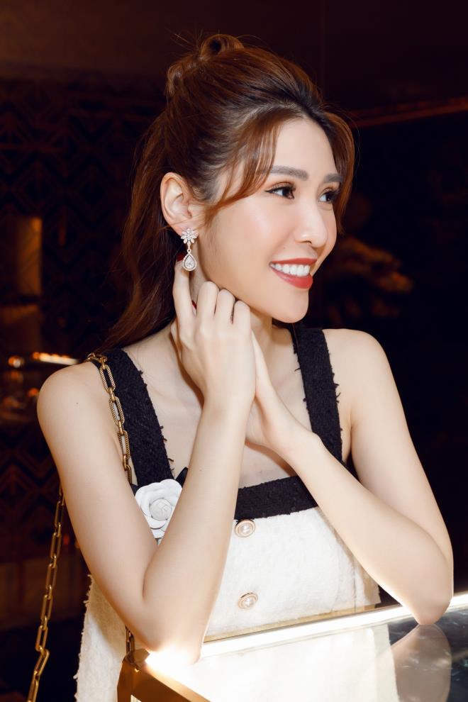 CEO Lâm Ngân rạng ngời với vẻ đẹp dịu dàng tinh khiết.