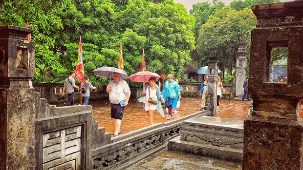 Du khách quốc tế tham quan di tích lịch sử ở Ninh Bình. (Ảnh: Mai Mai/Vietnam+)