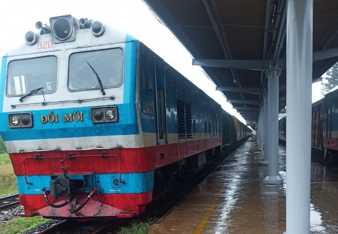 Hai đoàn tàu khách SE5, SE7 phải tạm dừng ở ga Tuy Hòa (Phú Yên) do sự cố mưa lũ tràn qua đường sắt ở xã Đại Lãnh, huyện Vạn Ninh, Khánh Hòa