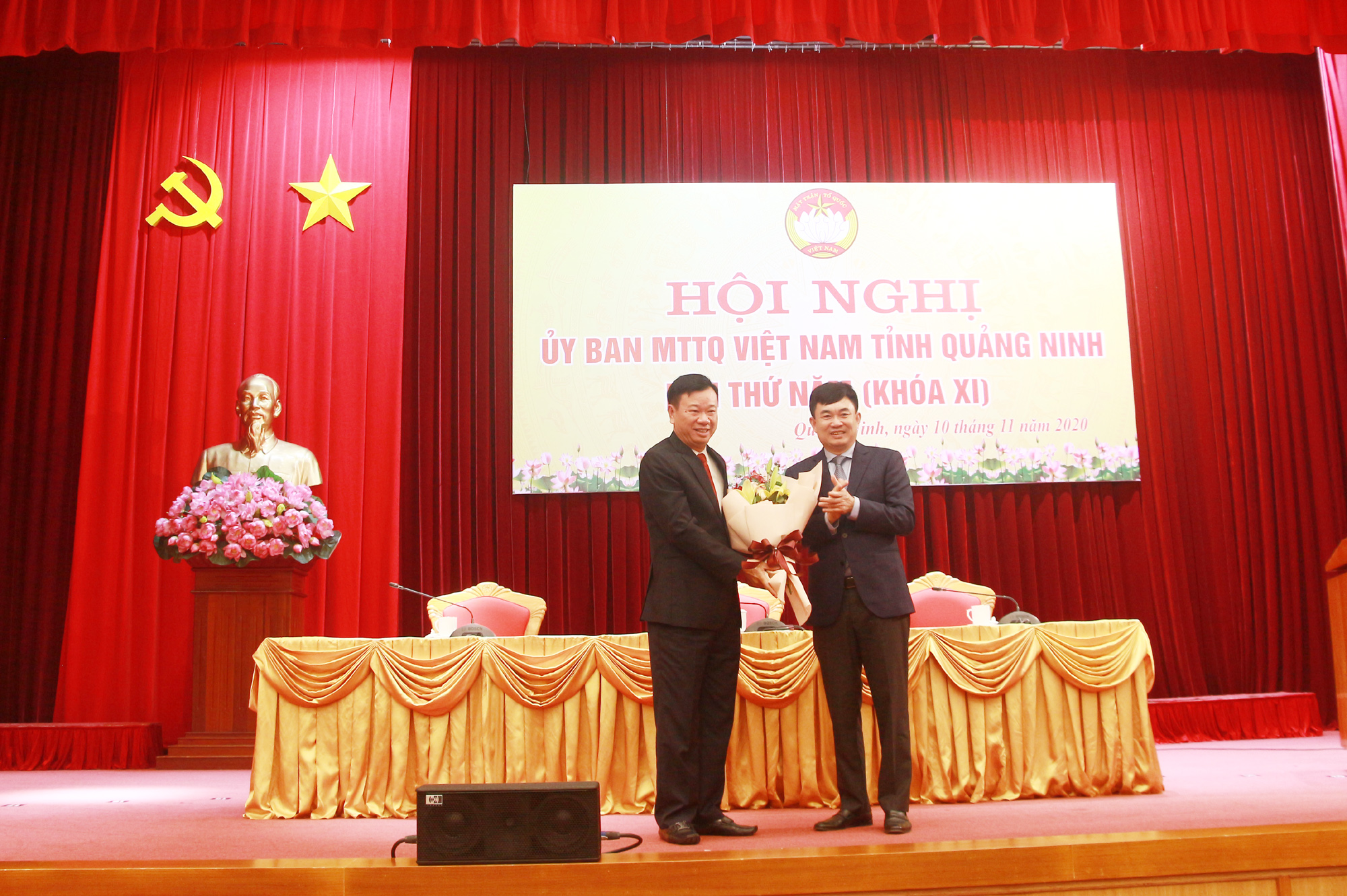 Đồng chí Ngô Hoàng Ngân, Phó Bí thư Thường trực Tỉnh ủy tặng hoa đồng chí Nguyễn Văn Hưởng.