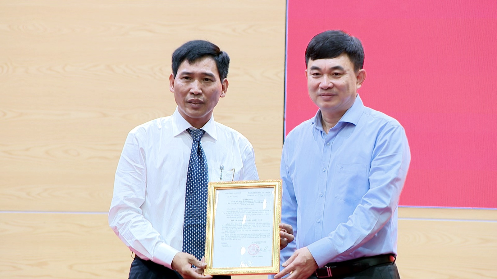 Đồng chí Ngô Hoàng Ngân, Phó Bí thư Thường trực Tỉnh ủy trao quyết định của Tỉnh ủy cho đồng chí Lê Hùng Sơn.