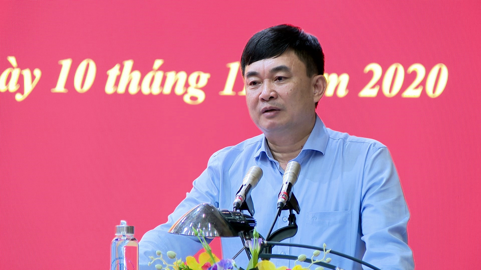 Đồng chí Ngô Hoàng Ngân, Phó Bí thư Thường trực Tỉnh ủy trao quyết định của Tỉnh ủy cho đồng chí Lê Hùng Sơn.