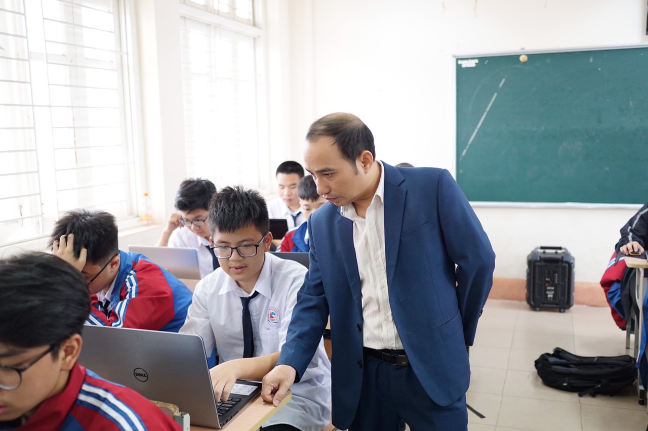 Thầy Nguyễn Hồng Thái, giáo viên dạy Toán - Tin, Trường THPT Chuyên Hạ Long có 26 năm gắn bó với Trường.
