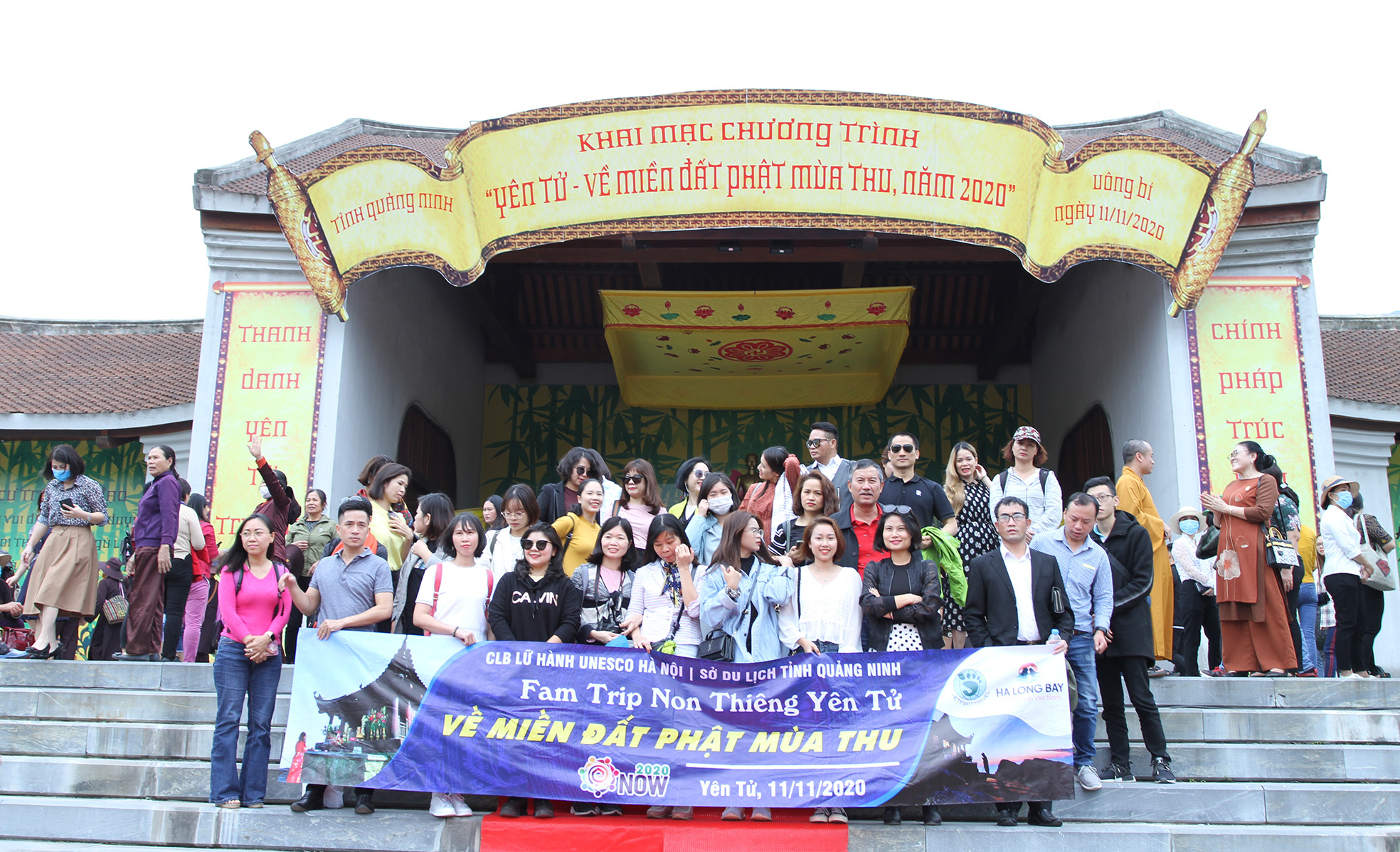 Kết thúc chương trình du khách nô nức bắt đầu hành trình thăm quan Yên Tử.