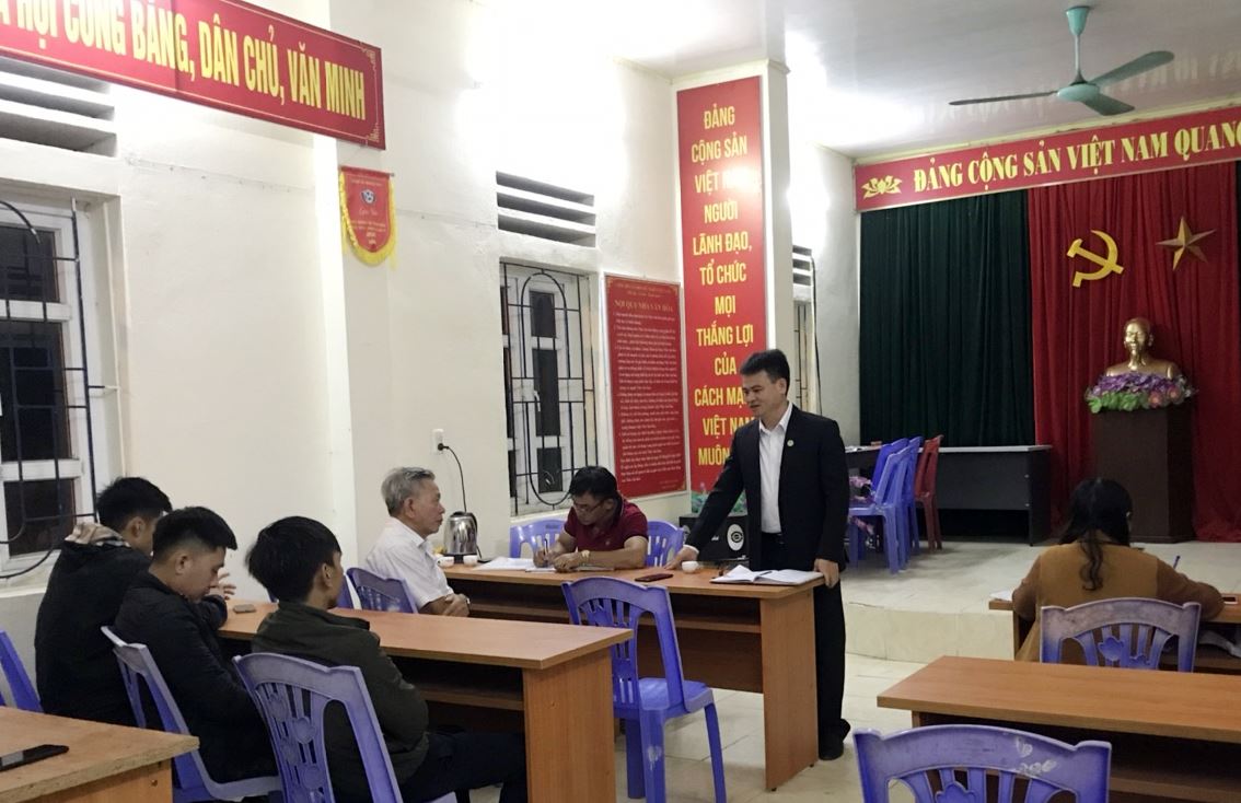 Đồng chí Bí thư Đảng ủy, Chủ tịch UBND phường Dương Huy dự chi hoạt chi bộ thôn Tân Hải, tháng 11/2020. 