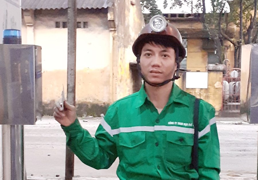 Thợ lò Nguyễn Đức Đại, Phân xưởng khai thác 7, Công ty CP than Mạo Khê được trao chứng nhận an toàn vệ sinh viên xuất sắc ngay tại phân xưởng sản xuất.