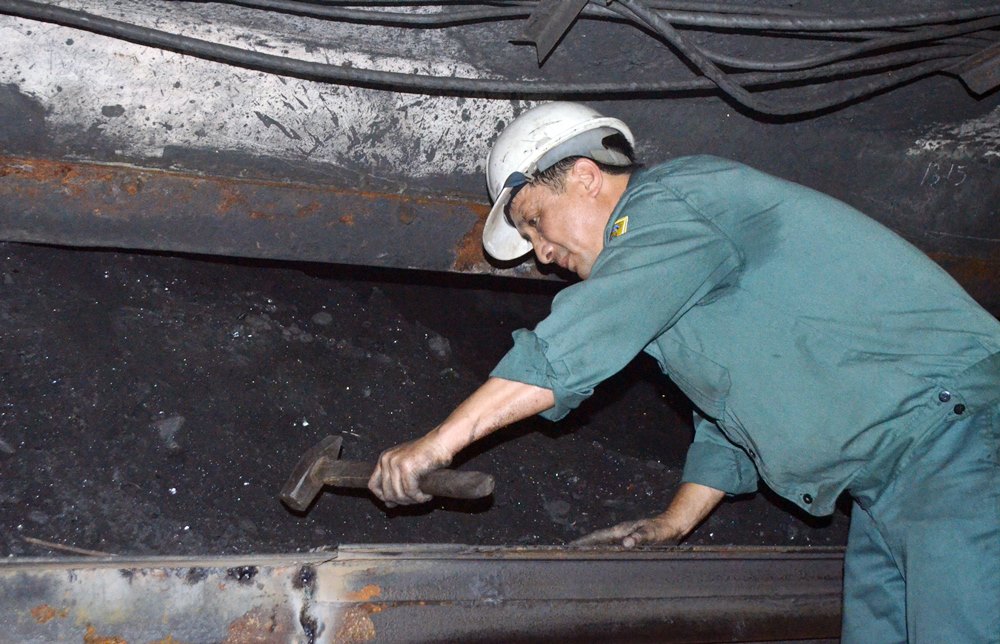 Anh Đặng Văn Chiện, công nhân Phân xưởng Tuyển than 2, Công ty Tuyển than Cửa Ông đang gia cố hệ thống thành chứa than sàng tuyển.