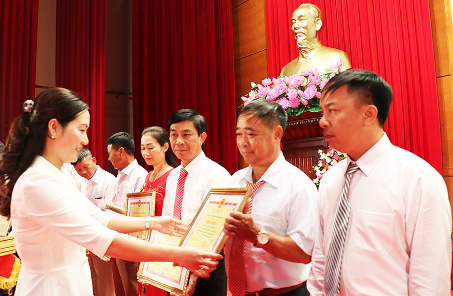3 năm qua đã có hàng nghìn hộ SXKD giỏi được khen thưởng - Trong ảnh: Phó Chủ tịch UBND tỉnh Nguyễn Thị Hạnh trao bằng khen cho các hộ nông dân SXKD giỏi giai đoạn 2017-2020.
