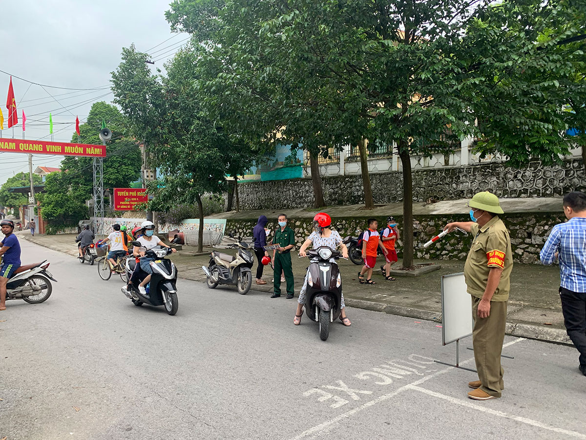 Các CCB phường Thanh Sơn, TP Uông Bí thường xuyên phối hợp với các lực lượng khác để đảm bảo ATGT trước cồng trường Tiểu học Thanh Sơn. 