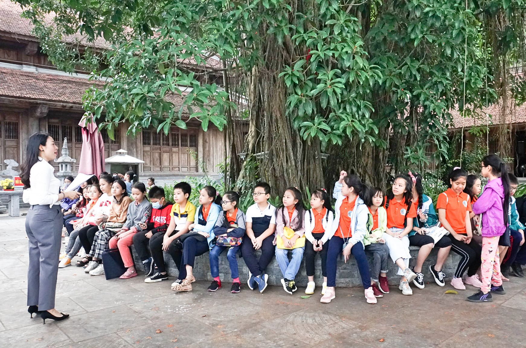 Cung Văn hóa thanh thiếu nhi tỉnh tổ chức chương trình hành trình khám phá, trải nghiệm khu di tích núi Bài Thơ cho các thành viên trong CLB phóng viên nhỏ.