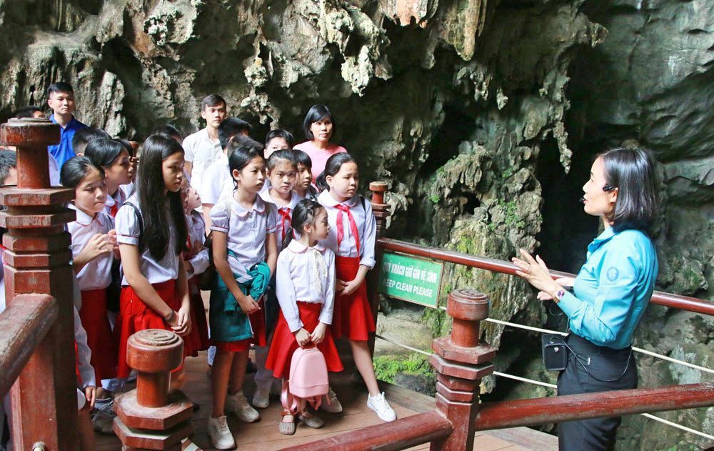 Học sinh Trường Tiểu học Quang Trung (TP Hạ Long) tham quan hang Đầu Gỗ trên vịnh Hạ Long.