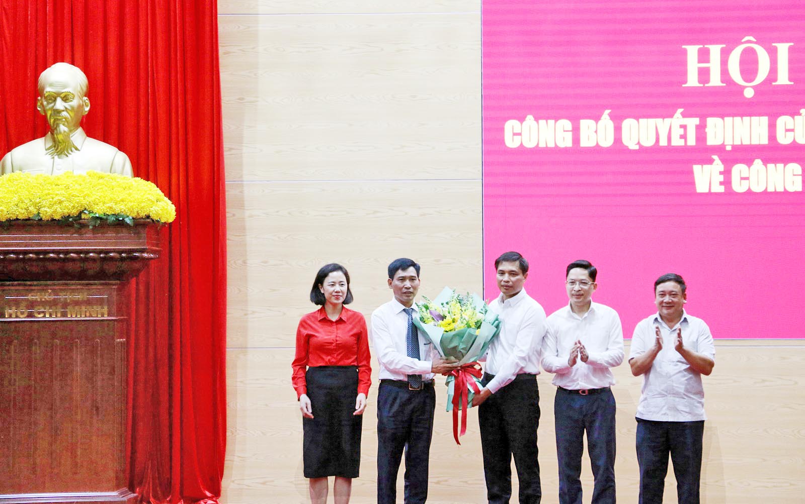 Các đồng chí lãnh đạo TP Hạ Long tặng hoa chúc mừng đồng chí Nguyễn Tiến Dũng nhận nhiệm vụ mới.