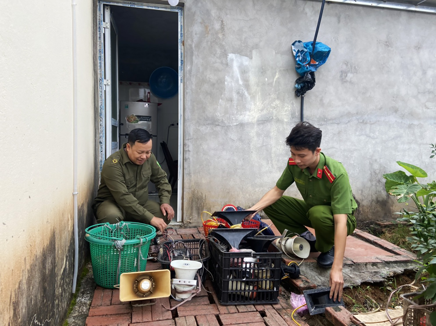 Lực lượng chức năng xã Tiền An (TX Quảng Yên) thu giữ nhiều loa máy là công cụ đánh bắt chim di cư trên địa bàn.