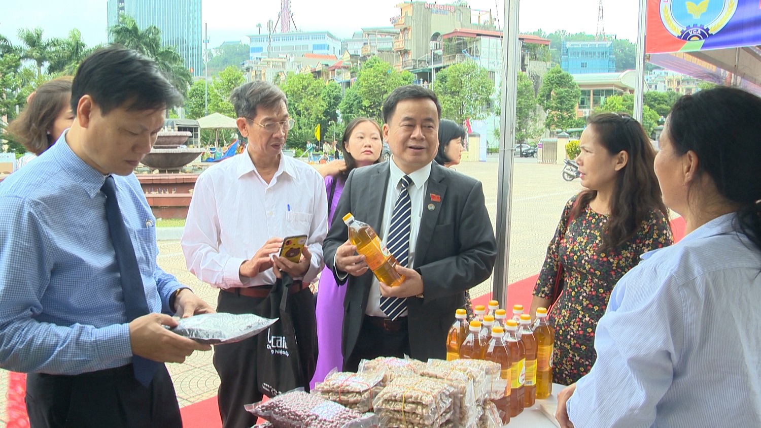 Đại biểu tham quan các sản phẩm OCOP do các HTX trên địa bàn tỉnh sản xuất tại giới thiệu sản phẩm OCOP của các HTX, liên hiệp HTX tỉnh Quảng Ninh và một số tỉnh đồng bằng sông Hồng., ngày 29/10/2020, tại 