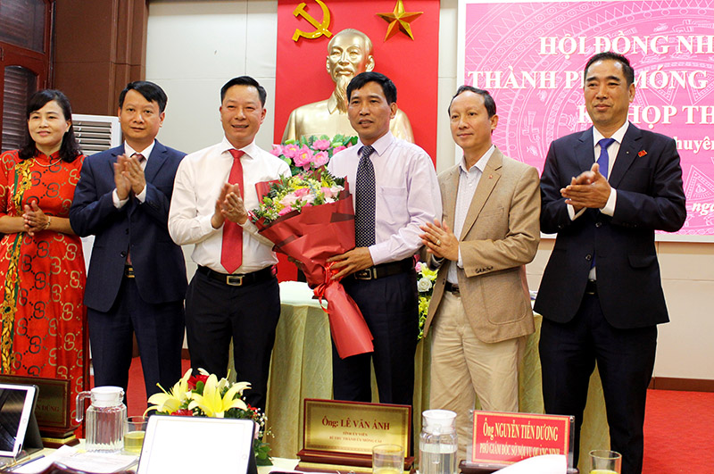 Các đồng chí lãnh đạo Thành phố và Sơ Nội vụ tặng hoa chúc mừng đồng chí Nguyễn Tiến Dũng, Phó Bí thư Thành ủy Hạ Long