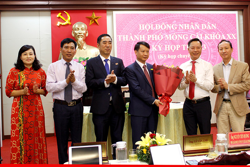 Các đồng chí lãnh đạo Thành phố và Sở Nội vụ tặng hoa chúc mừng đồng chí Hồ Quang Huy, Chủ tịch UBND Thành phố