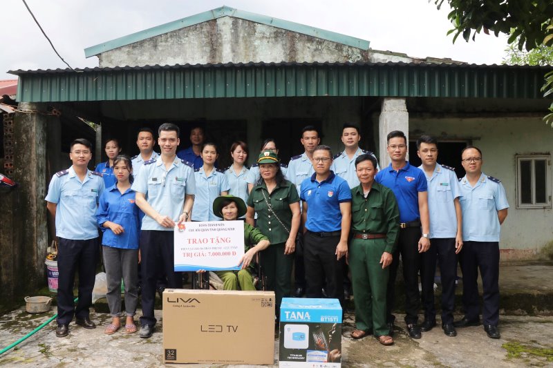 Thành Đoàn Móng Cái trao tặng quà cho bà Trần Thị Tay - Cựu Thanh niên xung phong, trú tại xã Hải Sơn