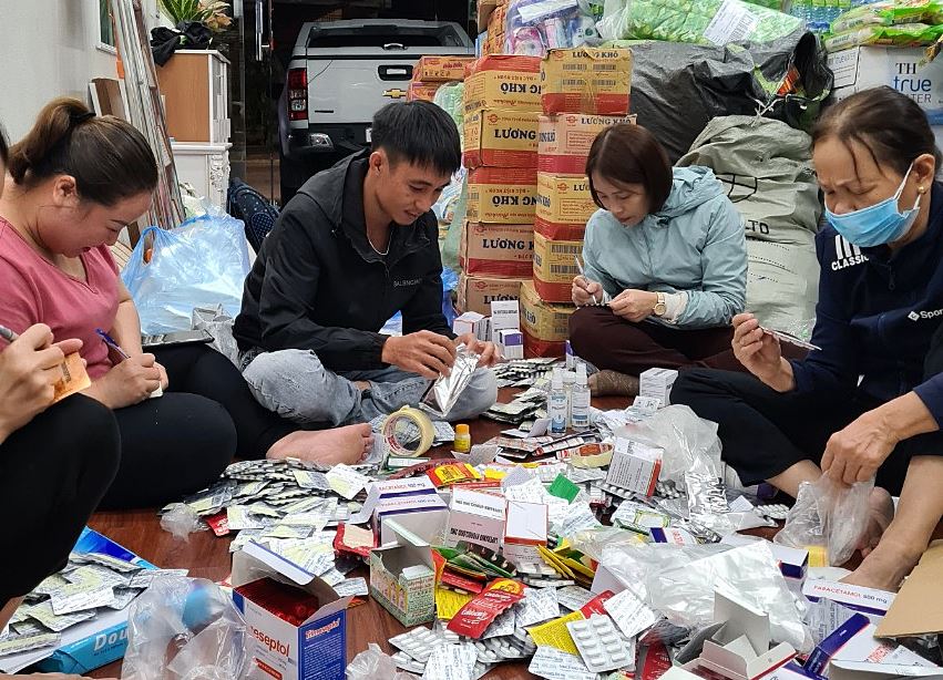 Các thành viên nhóm từ thiện Nhóm thiện nguyện Thanh Xuân tiếp nhận hàng hóa ủng hộ đồng bào miền Trung từ các tấm lòng hảo tâm.