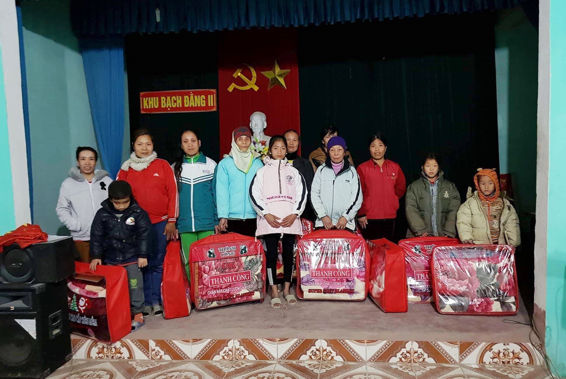Chị Đinh Thị Hoài Thanh trao tặng chăn ấm cho các hộ nghèo có hoàn cảnh khó khăn mỗi khi Tết đến Xuân về, năm 2019. Ảnh: Nhân vật cung cấp. 