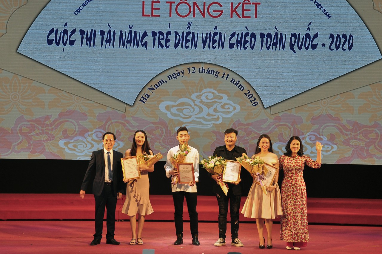NSND Khắc Tư và NSND Thanh Tâm trao giải cho Thu Hằng (thứ hai, trái sang) và các diễn viên trẻ triển vọng.