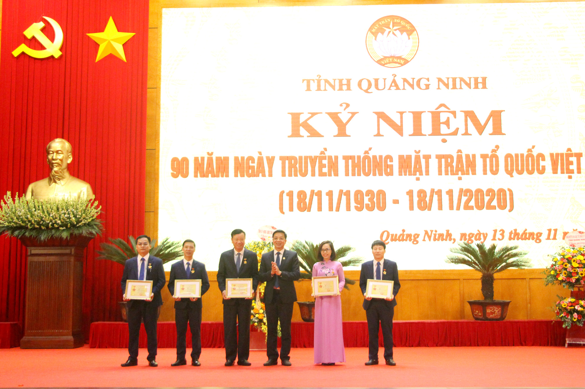 Thay mặt Ủy ban Trung ương MTTQ Việt Nam, đồng chí Nguyễn Văn Hồi, Chủ tịch Ủy ban MTTQ tỉnh trao kỷ niệm chương cho 5 cá nhân cấp tỉnh.