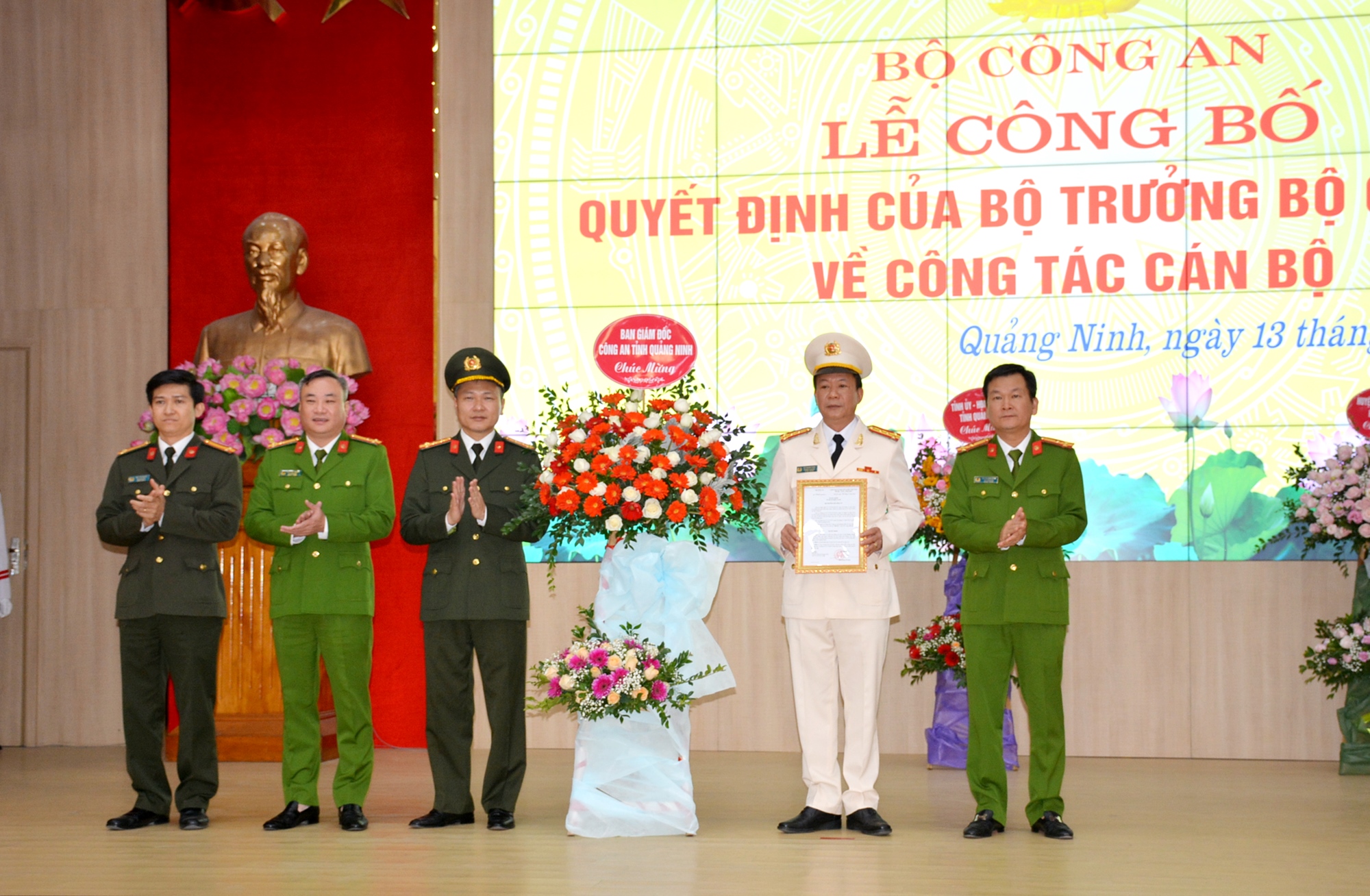 Tập thể Đảng ủy, lãnh đạo Công an tỉnh tặng hoa chúc mừng tân Phó Giám đốc.