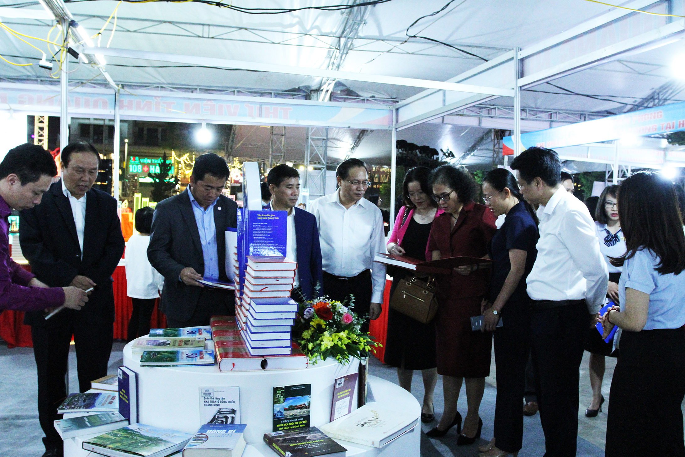 Đại biểu thăm quan gian hàng của Thư viện Quảng Ninh.