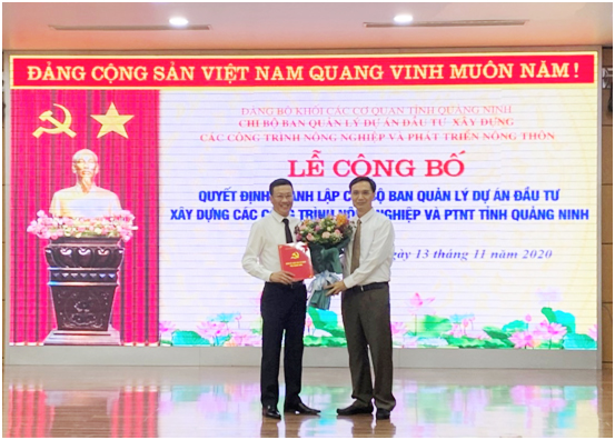 Đồng chí Nguyễn Mạnh Cường trao quyết định thành lập Chi bộ cho đồng chí Phạm Phúc Quảng, Bí thư Chi bộ.