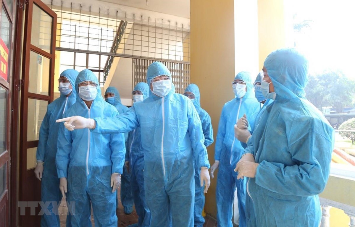 Kiểm tra công tác cách ly y tế tại khu cách ly tập trung Trường Cao đẳng Y tế Hà Nam. (Ảnh: Nguyễn Chinh/TTXVN)